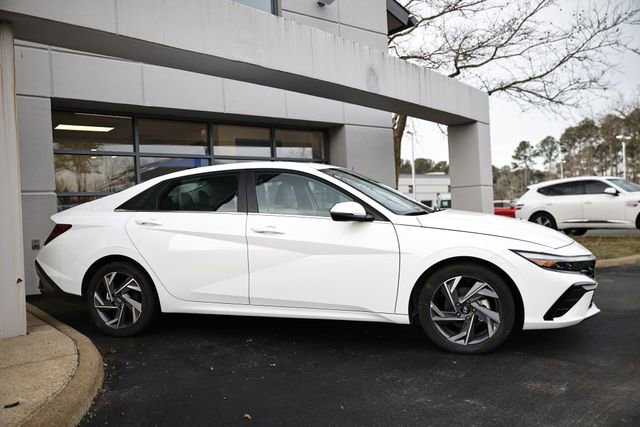 Certified 2025 Hyundai Elantra Limited image 4