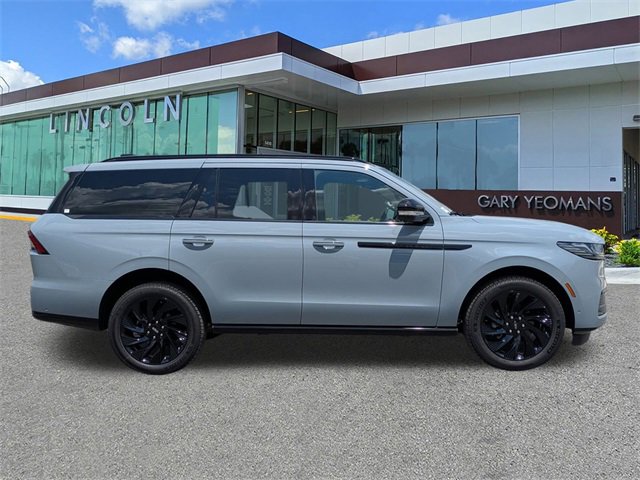 New 2025 Lincoln Navigator Reserve w/ Jet Appearance Package image 3