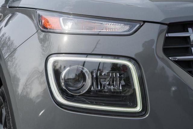 Used 2021 Hyundai Venue SEL w/ Premium Package image 10