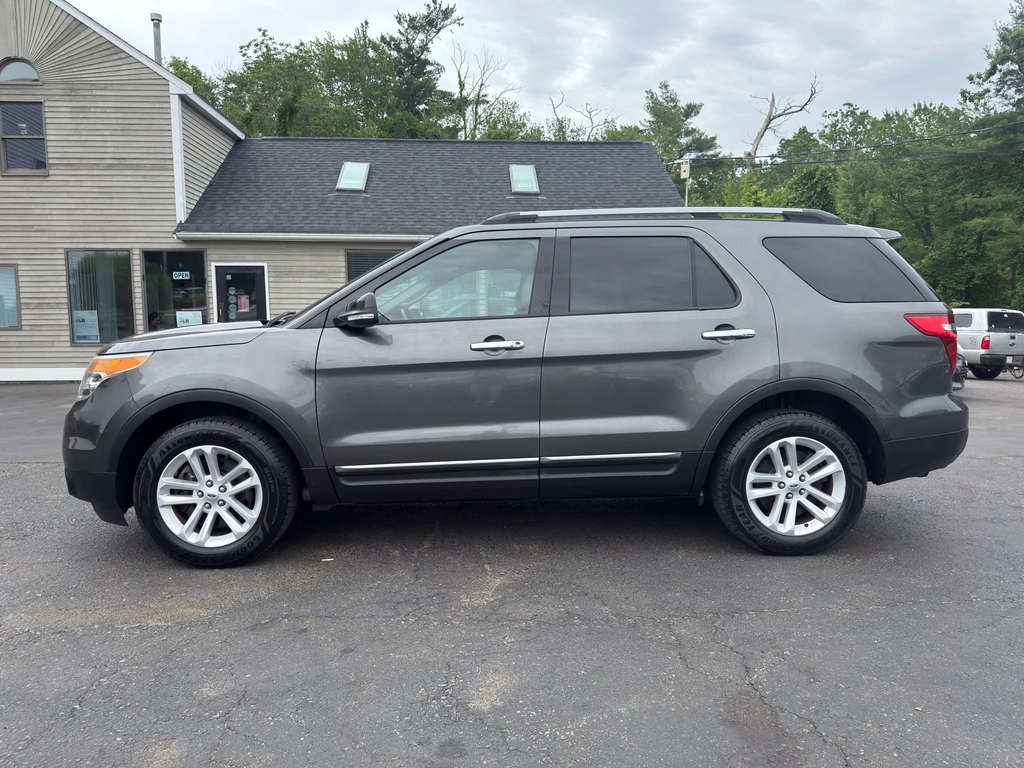 Used 2015 Ford Explorer XLT w/ Equipment Group 202A AWD/4WD image 4