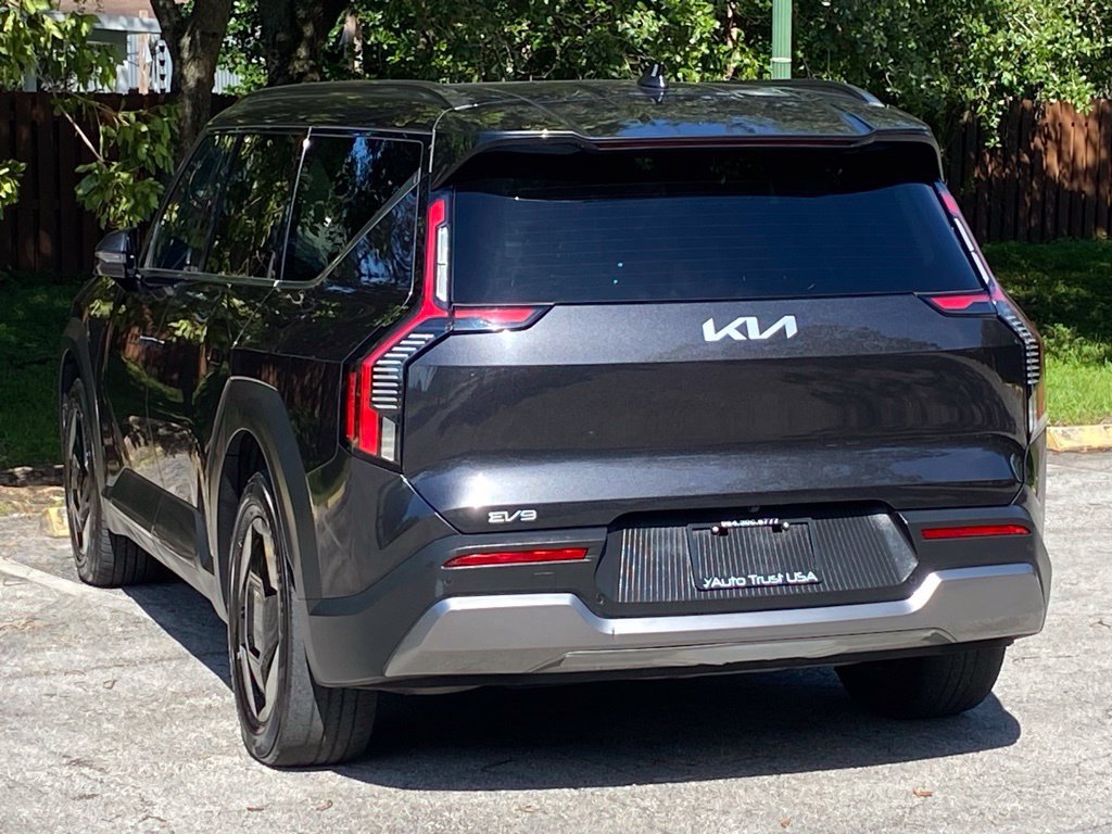 Used 2024 Kia EV9 Wind AWD/4WD image 3