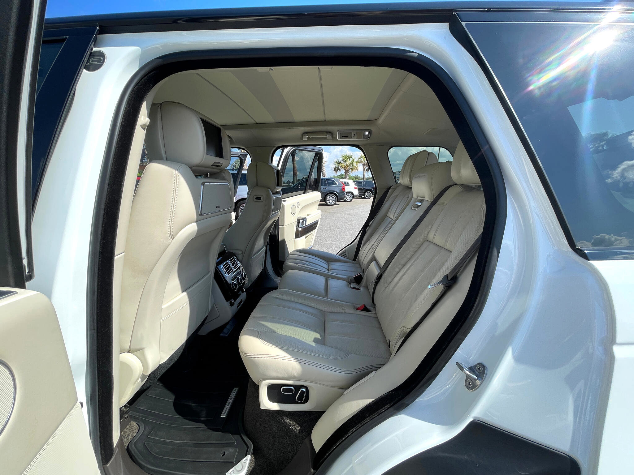 Used 2015 Land Rover Range Rover Autobiography image 16