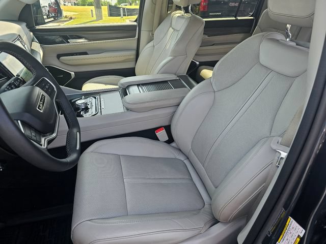Used 2023 Jeep Wagoneer Series III w/ Preferred Equipment Group AWD/4WD image 19