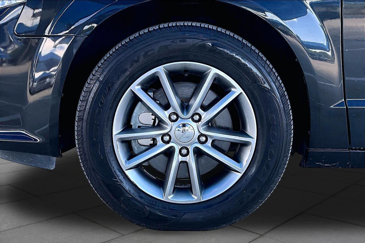Used 2015 Dodge Grand Caravan SE FWD image 11