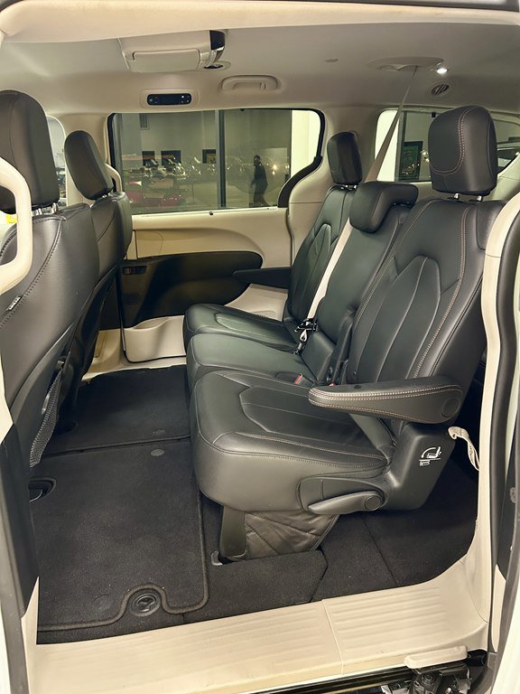 Used 2017 Chrysler Pacifica Touring-L w/ Tire & Wheel Group image 17