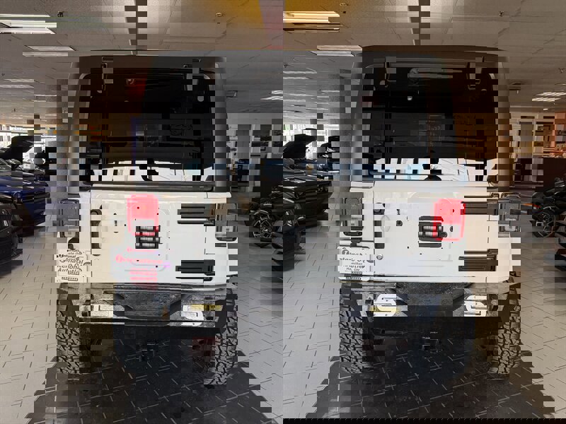 Used 2018 Jeep Wrangler Unlimited Sahara image 7