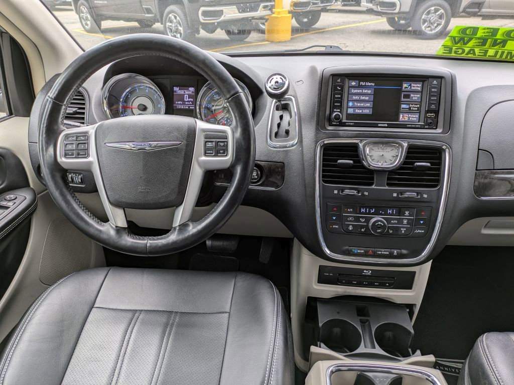 Used 2016 Chrysler Town & Country Touring-L image 15