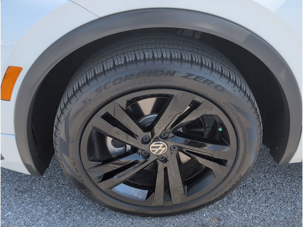 Used 2023 Volkswagen Tiguan SE R-Line image 9
