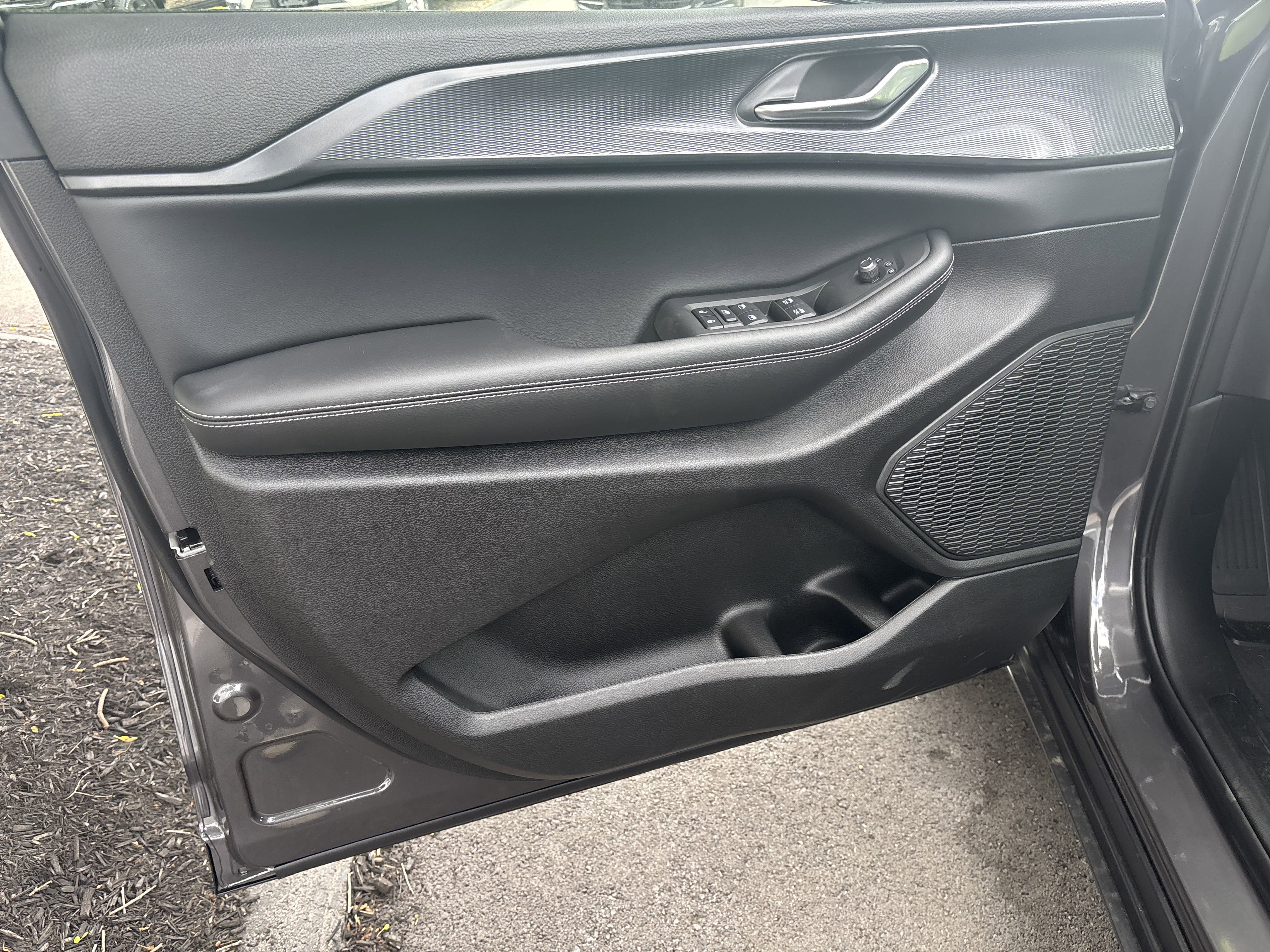 New 2025 Jeep Grand Cherokee L Altitude image 16