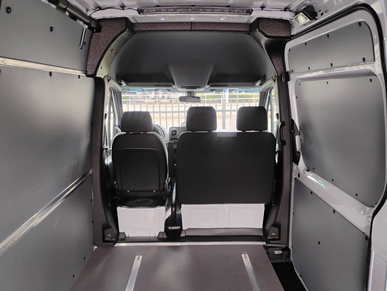Used 2025 Mercedes-Benz Sprinter 2500 image 93