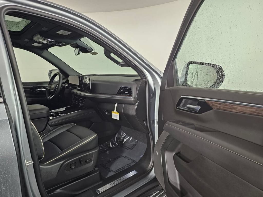 New 2026 Chevrolet Suburban Premier w/ Sun And Tow Package AWD/4WD image 12
