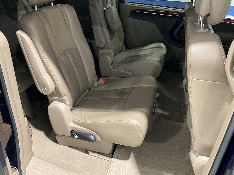 Used 2014 Chrysler Town & Country Limited w/ Luxury Group image 18