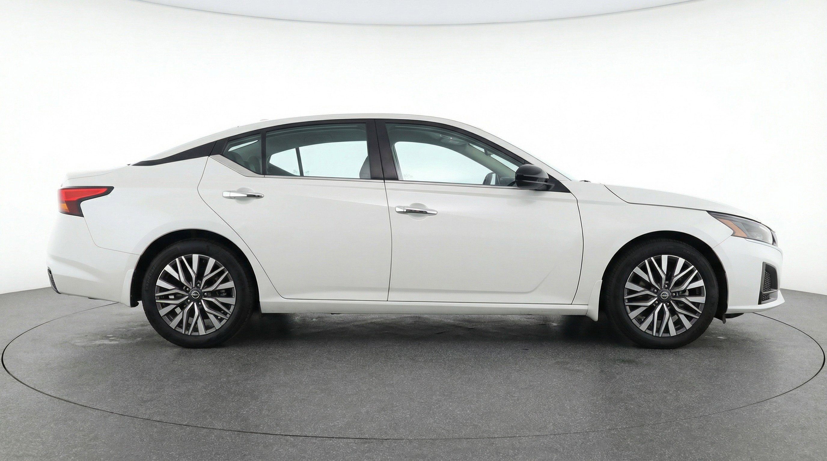 Used 2025 Nissan Altima 2.5 SV FWD image 11