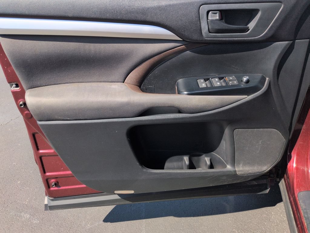 Used 2014 Toyota Highlander LE FWD image 11