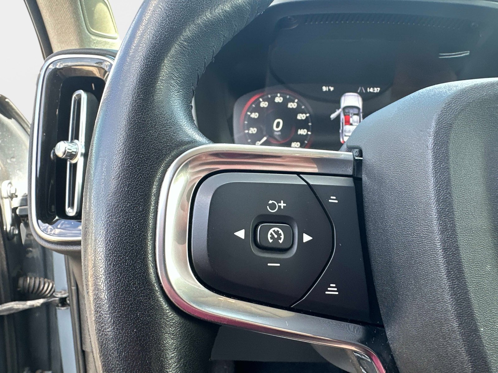 Used 2021 Volvo XC40 T5 Momentum image 27