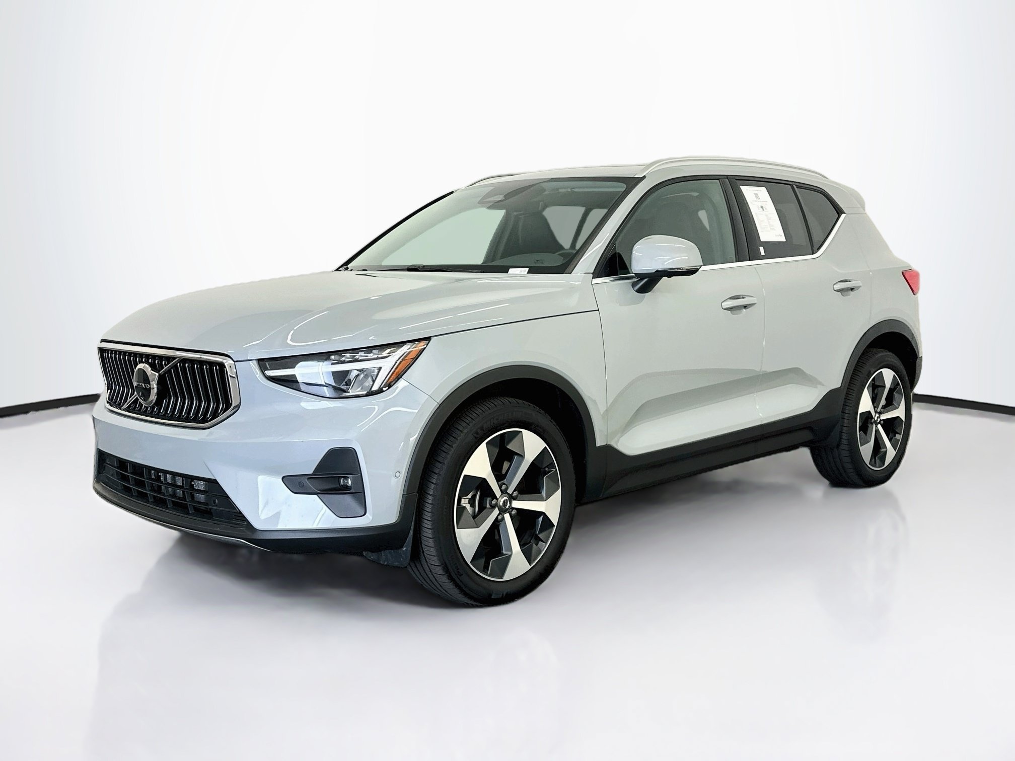 Used 2025 Volvo XC40 B5 Plus AWD/4WD image 3