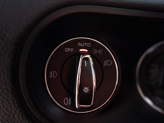 Certified 2018 Porsche Macan image 28