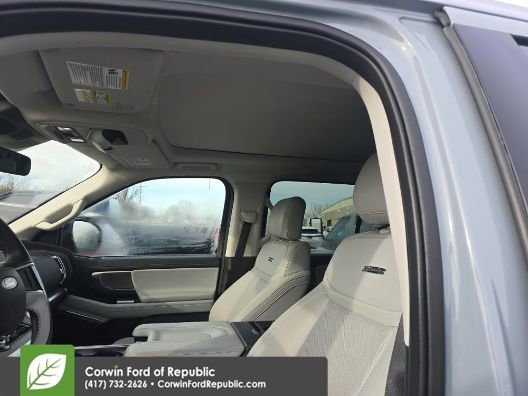 Used 2025 Ford Expedition Platinum image 16