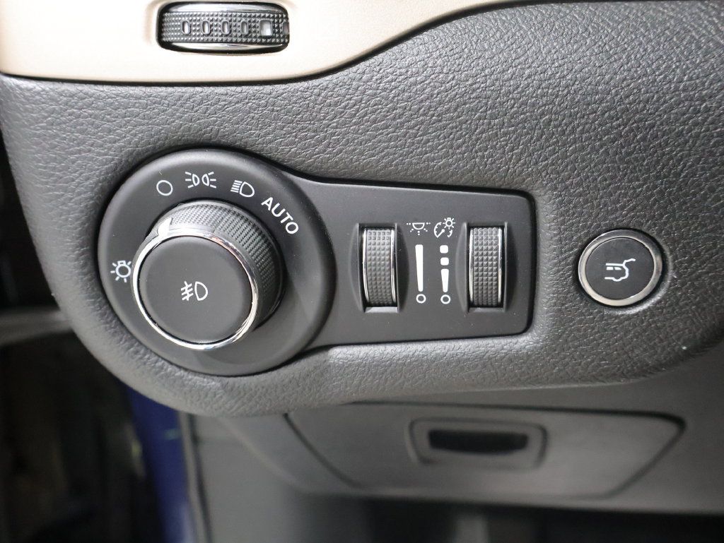 Certified 2018 Jeep Cherokee Limited AWD/4WD image 30