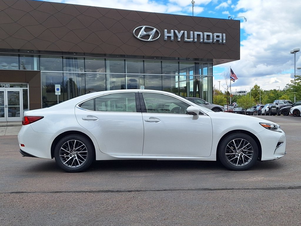 Used 2017 Lexus ES 350 w/ Luxury Package FWD image 2