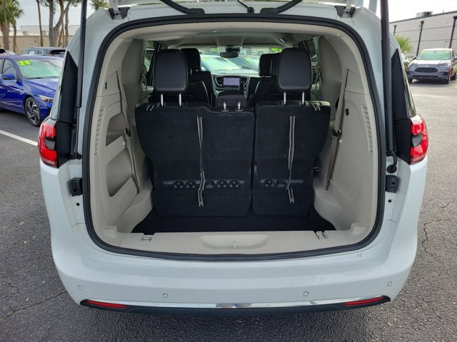 Used 2023 Chrysler Pacifica Touring-L image 13