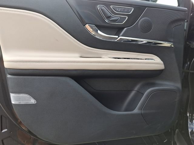 Certified 2025 Lincoln Corsair Reserve image 12