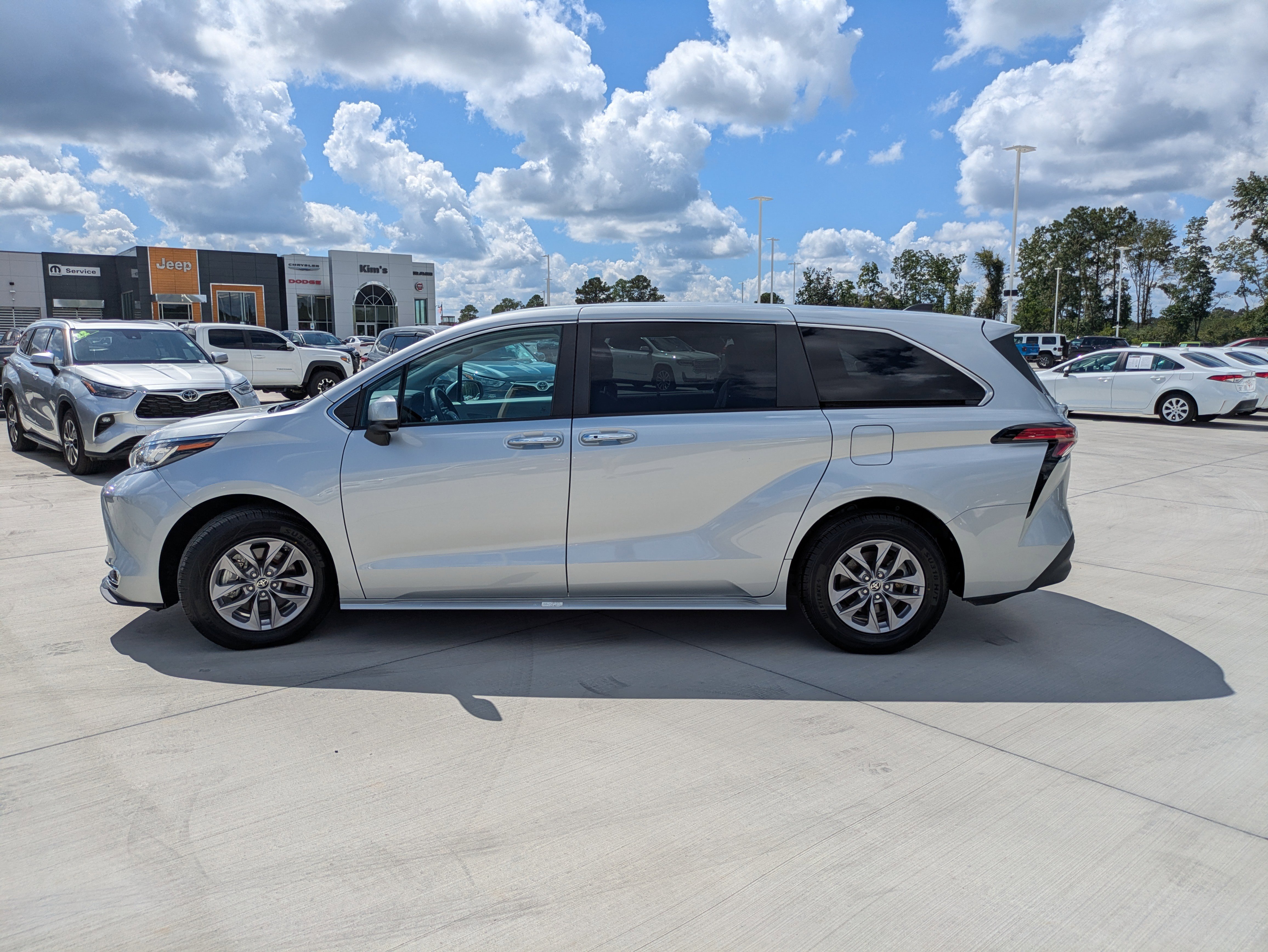 Certified 2022 Toyota Sienna XLE image 4