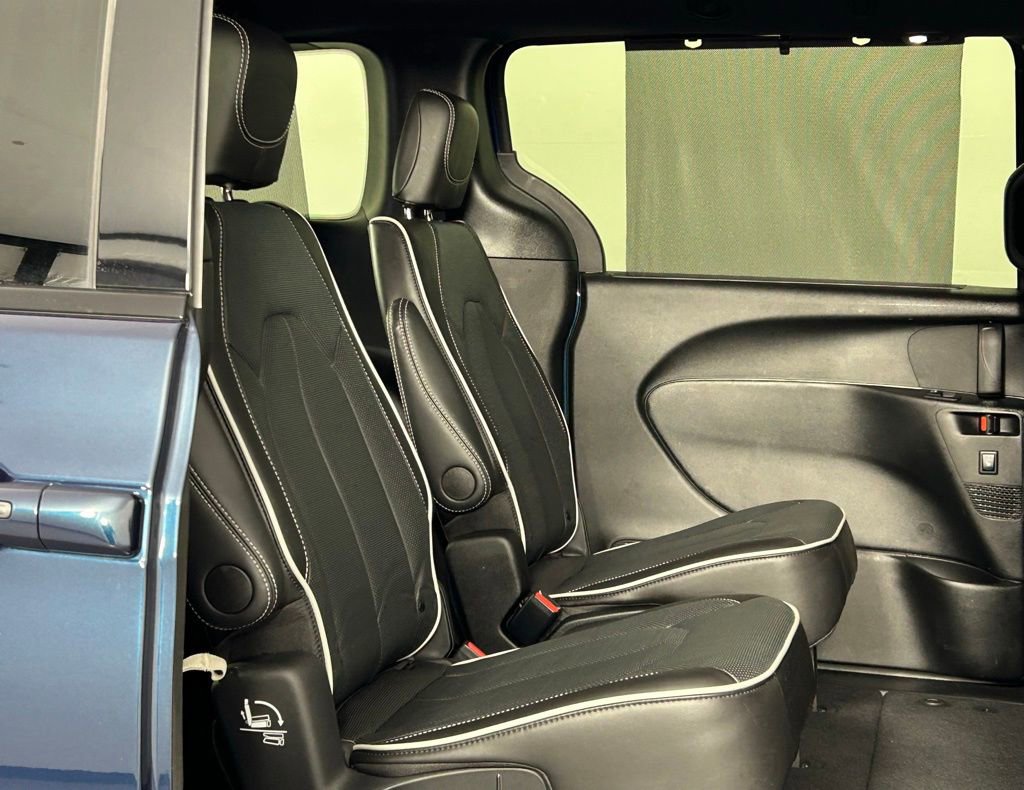 Used 2024 Chrysler Pacifica Limited w/ S Appearance Package FWD image 13