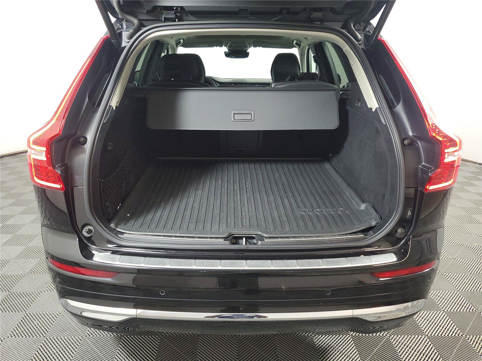 Certified 2023 Volvo XC60 B5 Ultimate w/ Climate Package FWD image 8
