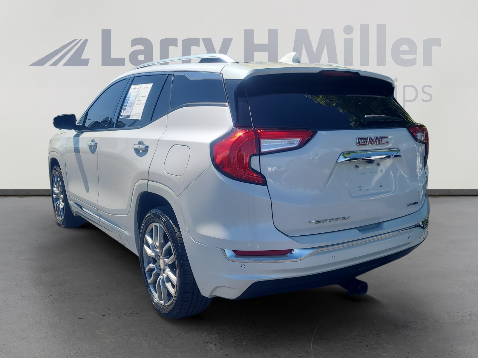 Used 2022 GMC Terrain Denali w/ Denali Premium Package AWD/4WD image 3