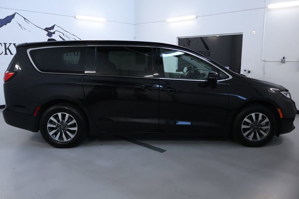 Used 2023 Chrysler Pacifica Touring-L image 8