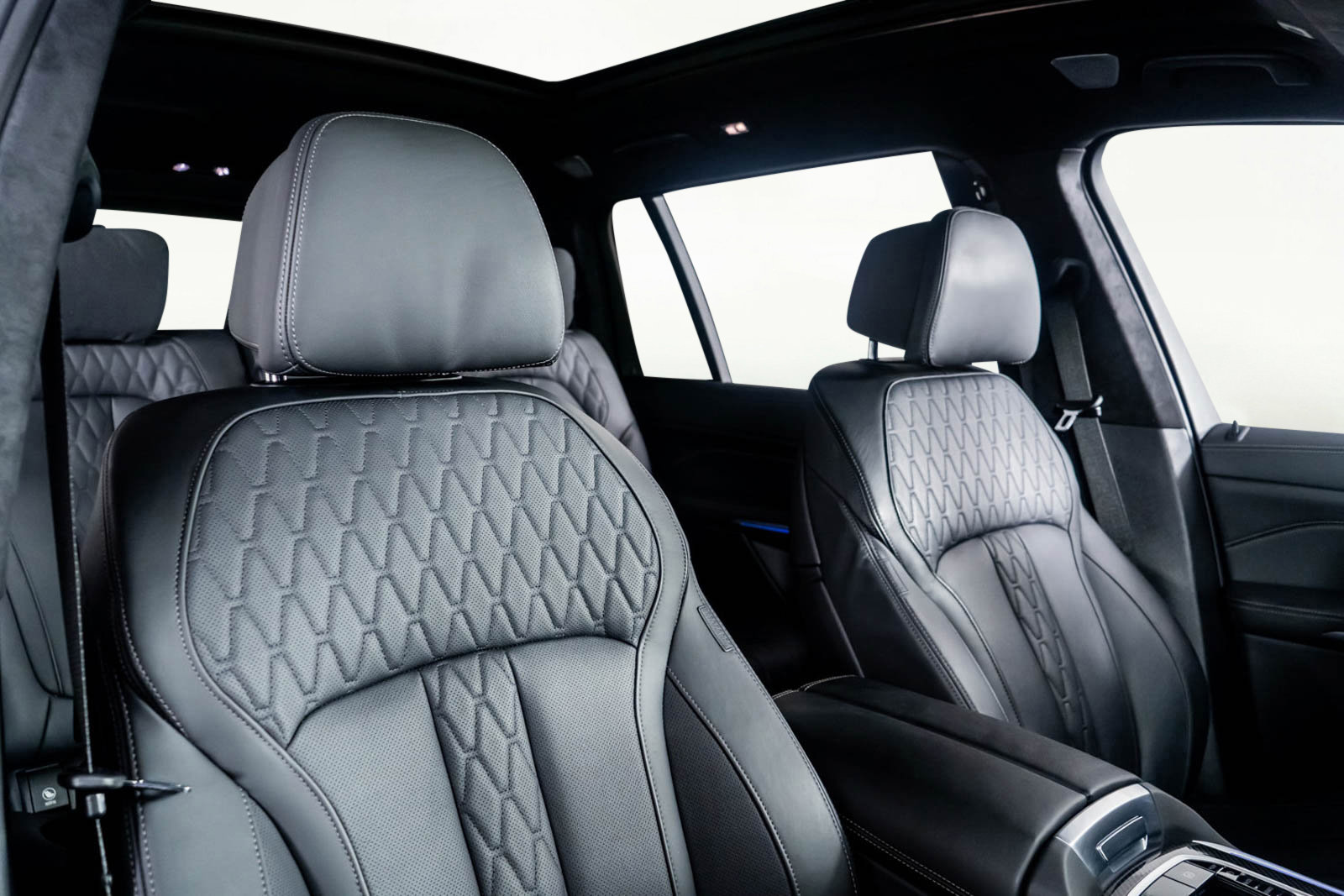 Used 2024 BMW X7 M60i w/ Premium Package image 47