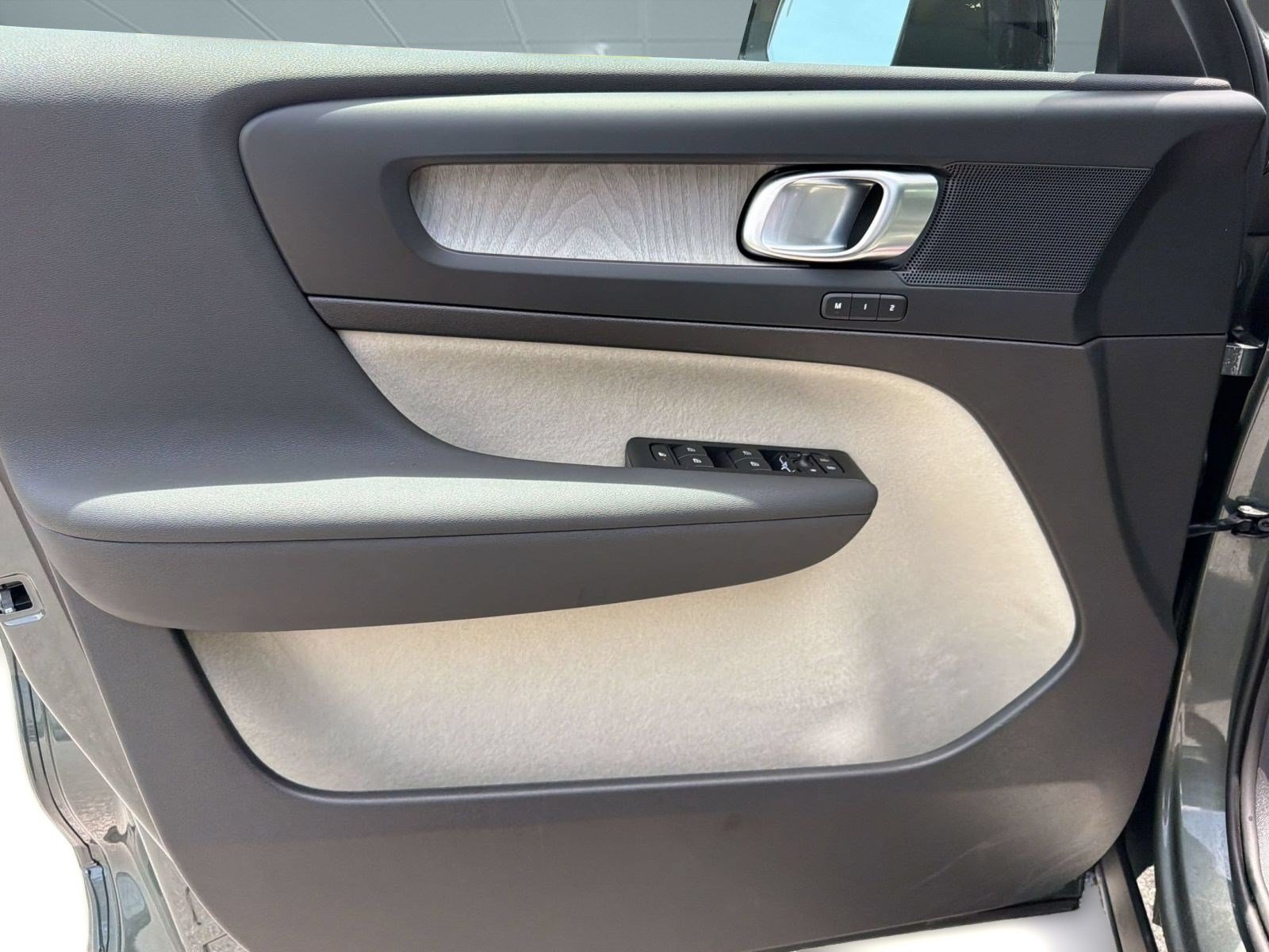 Certified 2026 Volvo XC40 B5 Plus AWD/4WD image 22