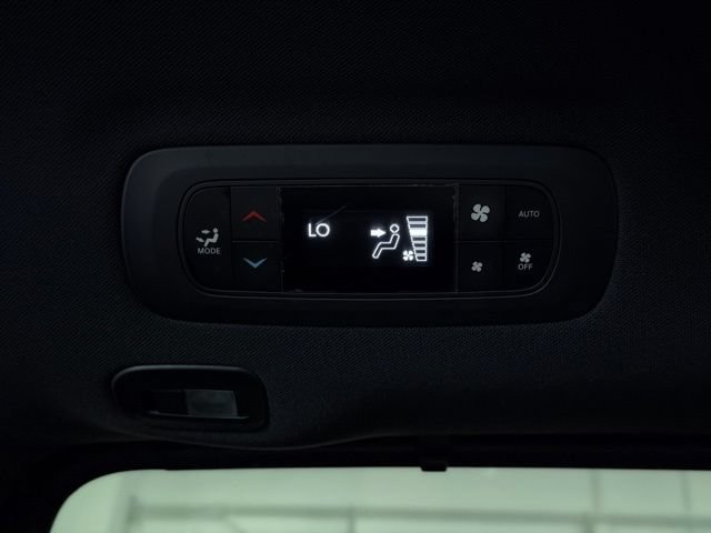 Used 2025 Chrysler Pacifica Limited FWD image 28