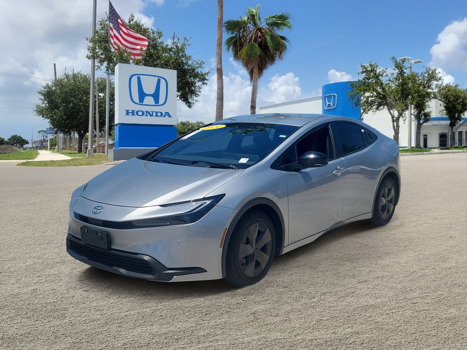 Used 2024 Toyota Prius LE FWD image 4