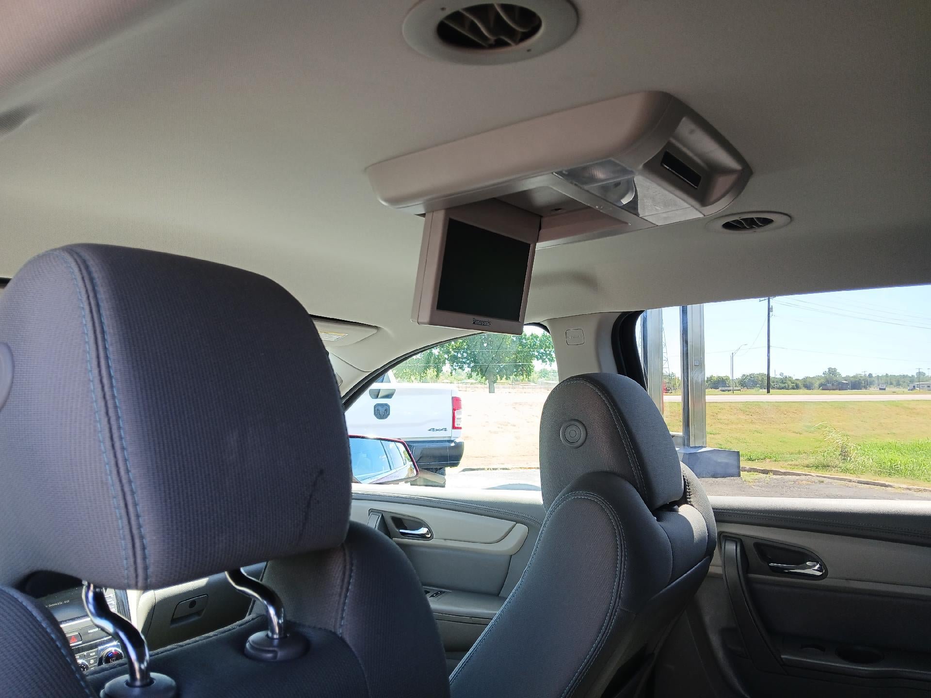Used 2017 Chevrolet Traverse LT w/ Traveler's Package FWD image 13
