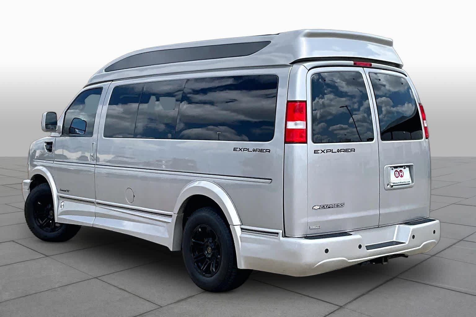 Used 2022 Chevrolet Express 2500 w/ Enhanced Convenience Package RWD image 12