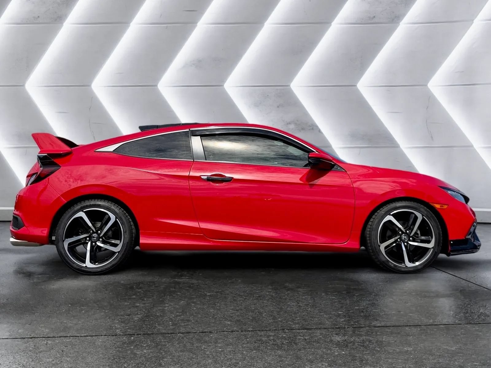 Used 2019 Honda Civic Touring image 4