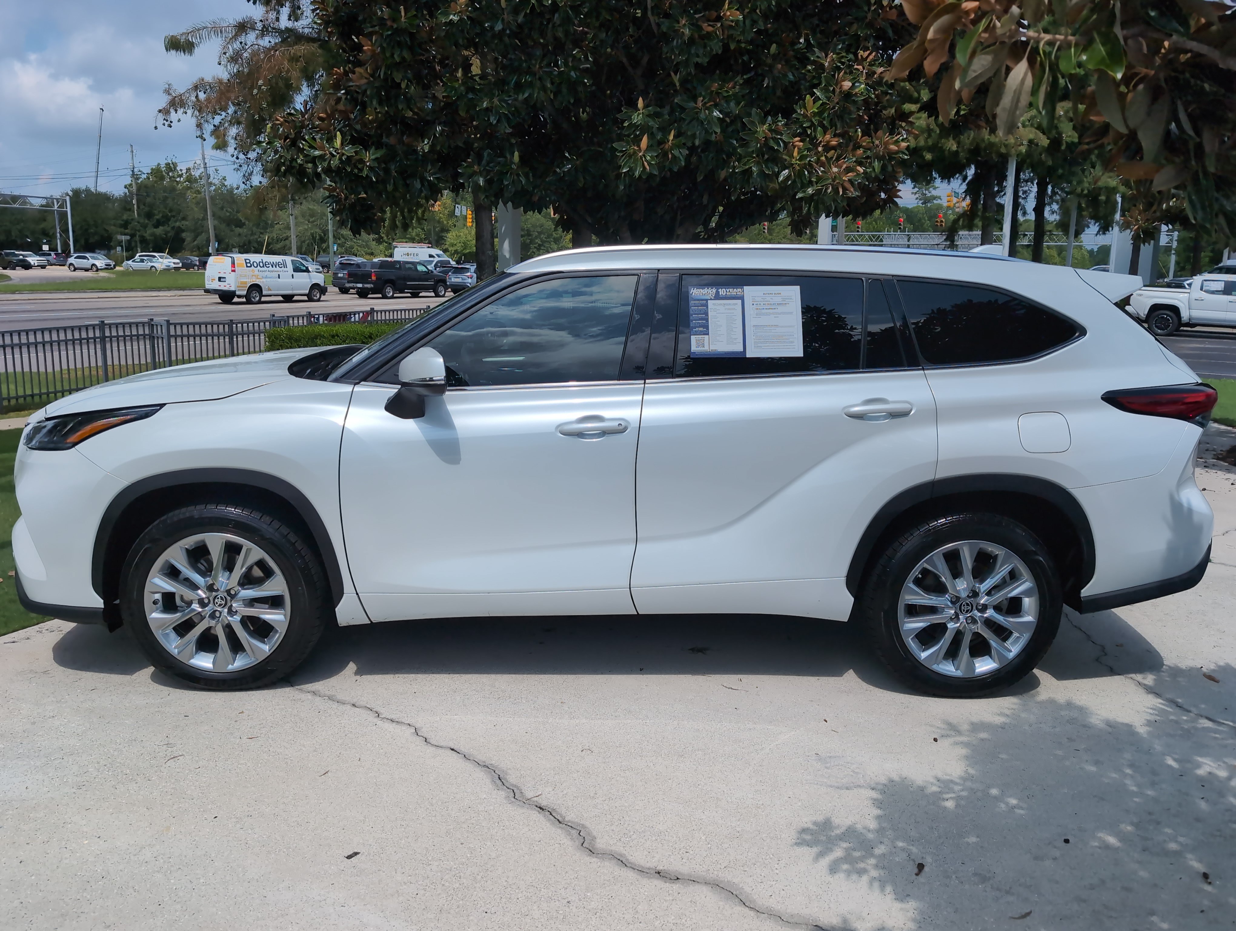 Used 2023 Toyota Highlander Limited FWD image 7