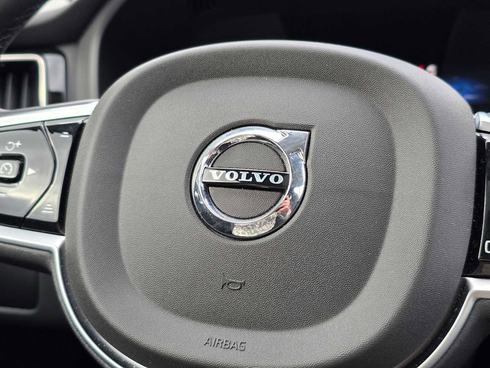 Certified 2025 Volvo XC60 B5 Plus image 30