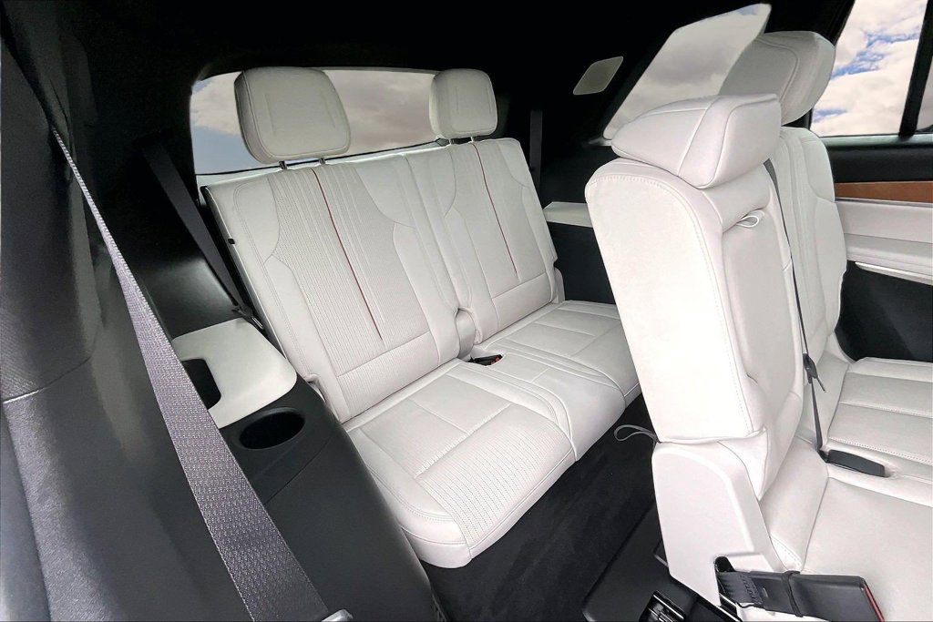 Used 2027 Cadillac Vistiq Luxury w/ LPO, Floor Liner Package AWD/4WD image 26