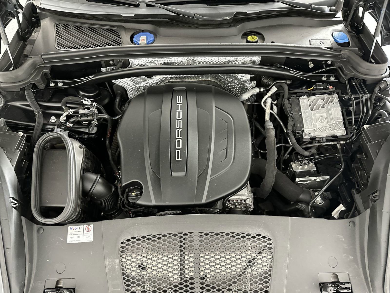 Used 2020 Porsche Macan AWD/4WD image 28