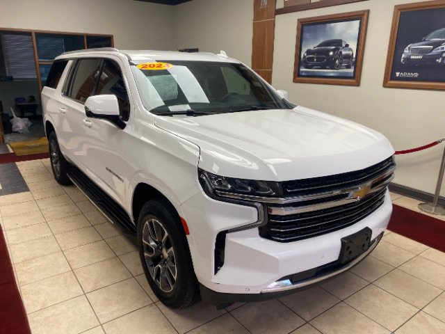 Used 2024 Chevrolet Suburban LT w/ Luxury Package AWD/4WD image 3