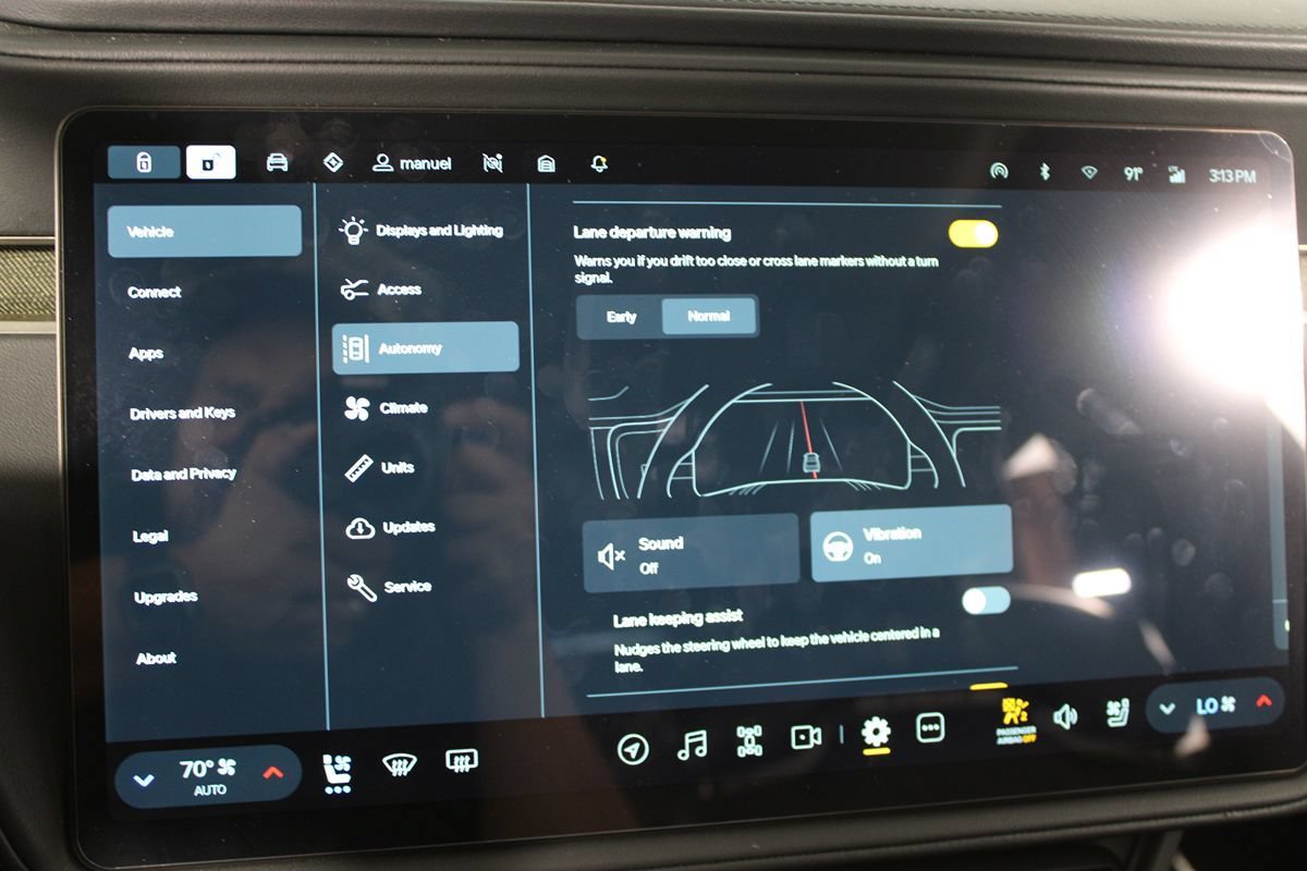 Used 2025 Rivian R1S Adventure Dual AWD/4WD image 24