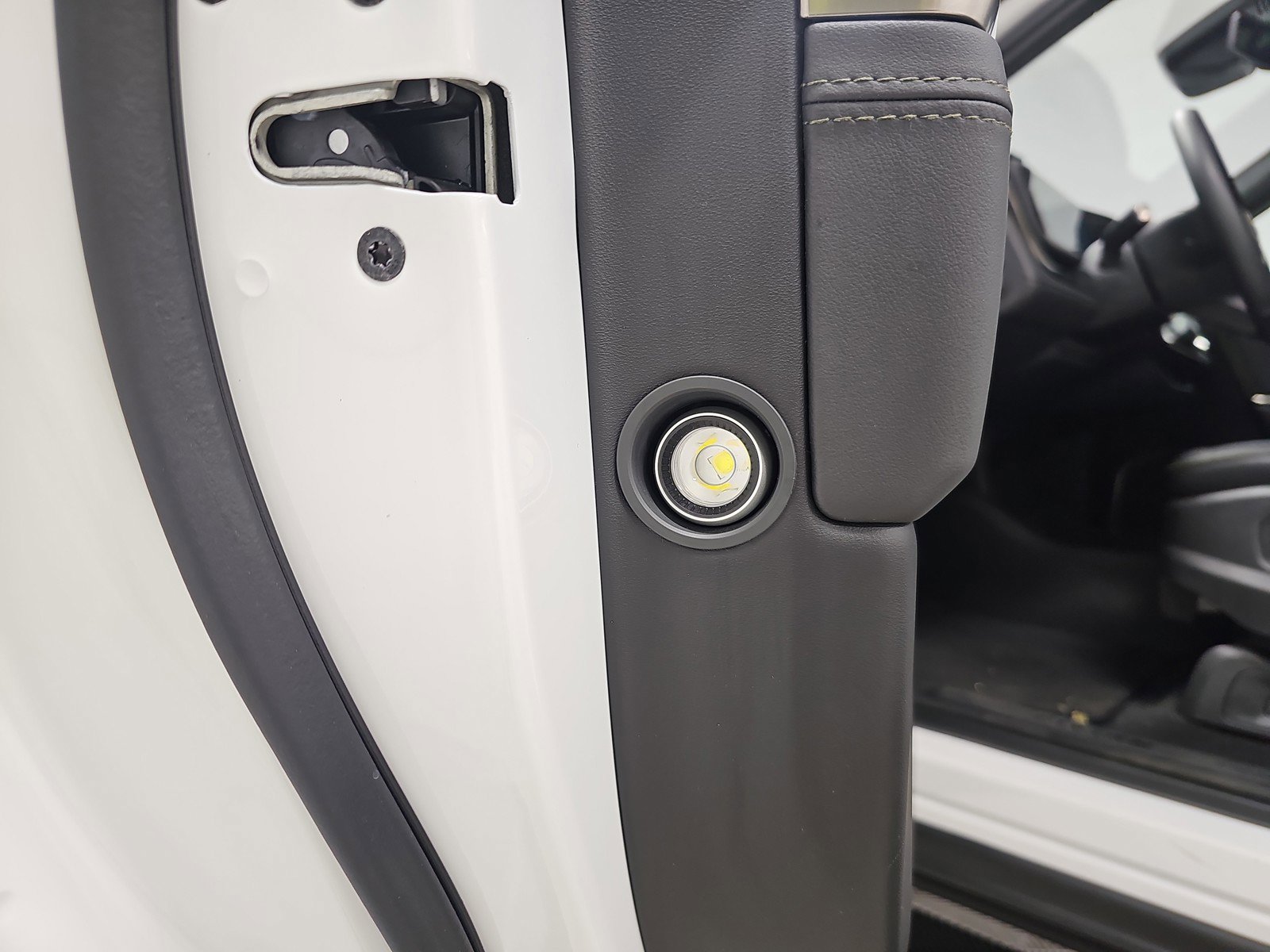 Used 2025 Rivian R1S Adventure image 32