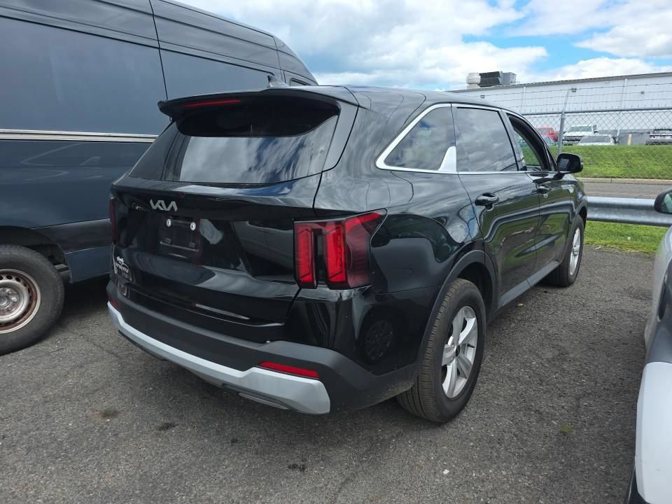 Used 2025 Kia Sorento LX FWD image 4