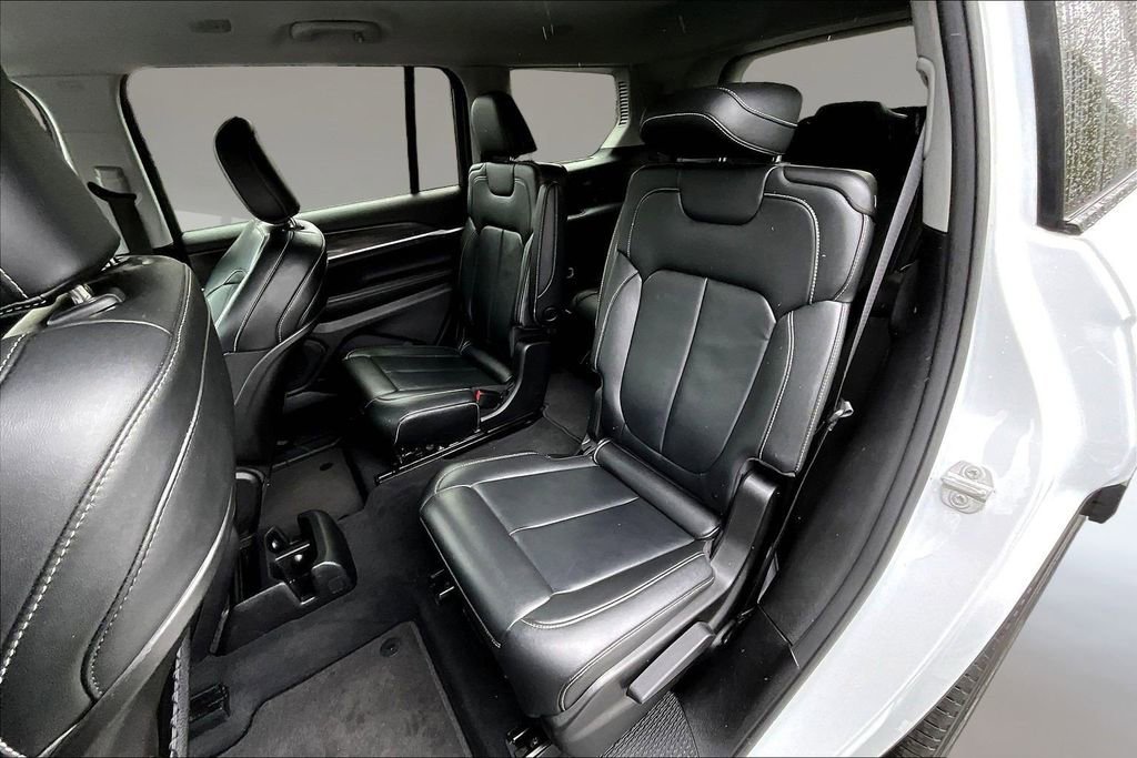 Used 2023 Jeep Grand Cherokee L Limited w/ Black Appearance Package AWD/4WD image 22