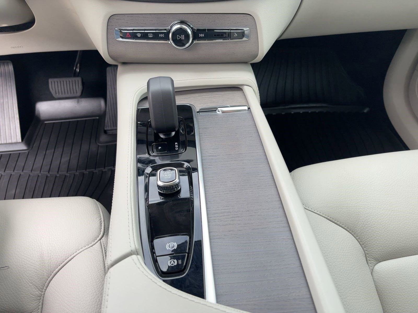 Used 2024 Volvo XC90 B6 Plus w/ Protection Package Premier image 19