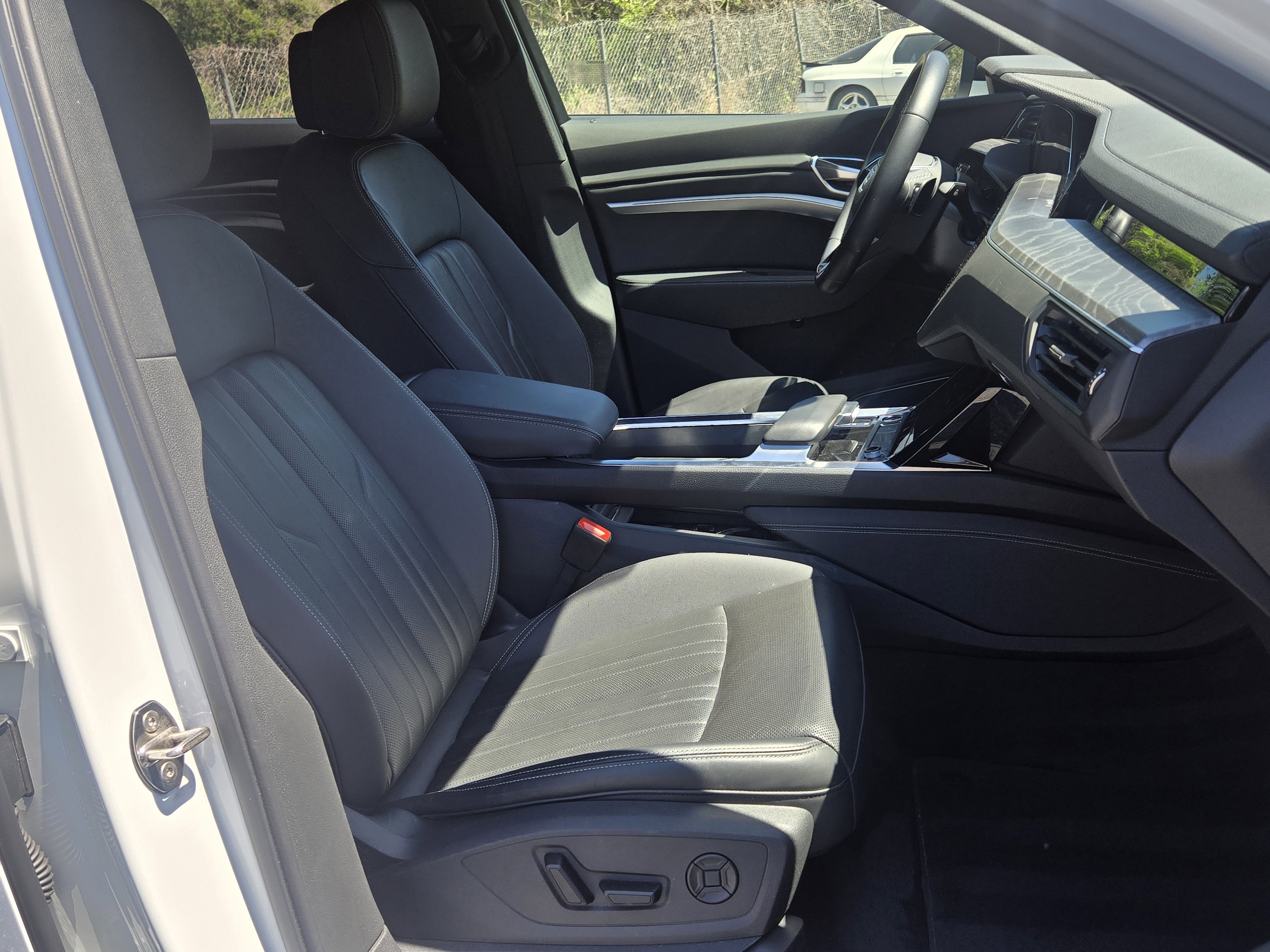 Certified 2024 Audi Q8 e-tron Premium Plus w/ Premium Plus Package AWD/4WD image 18