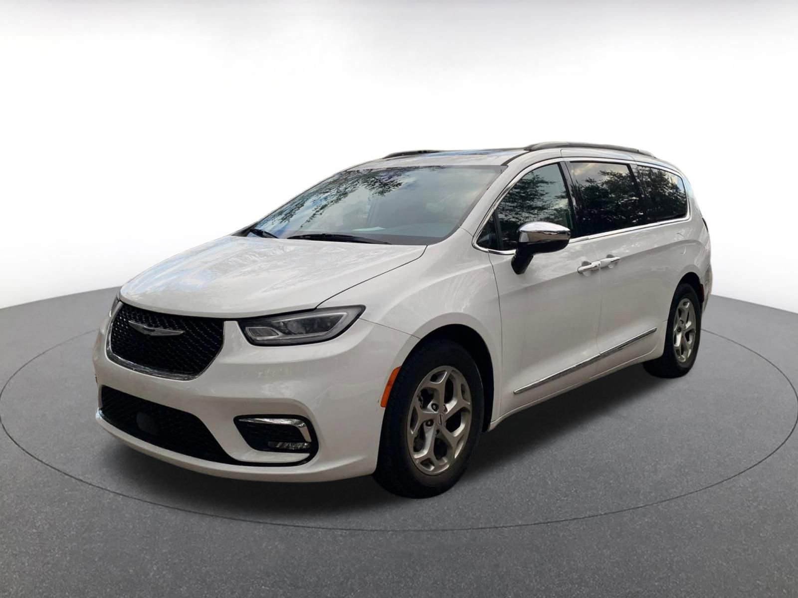 Used 2023 Chrysler Pacifica Limited image 3